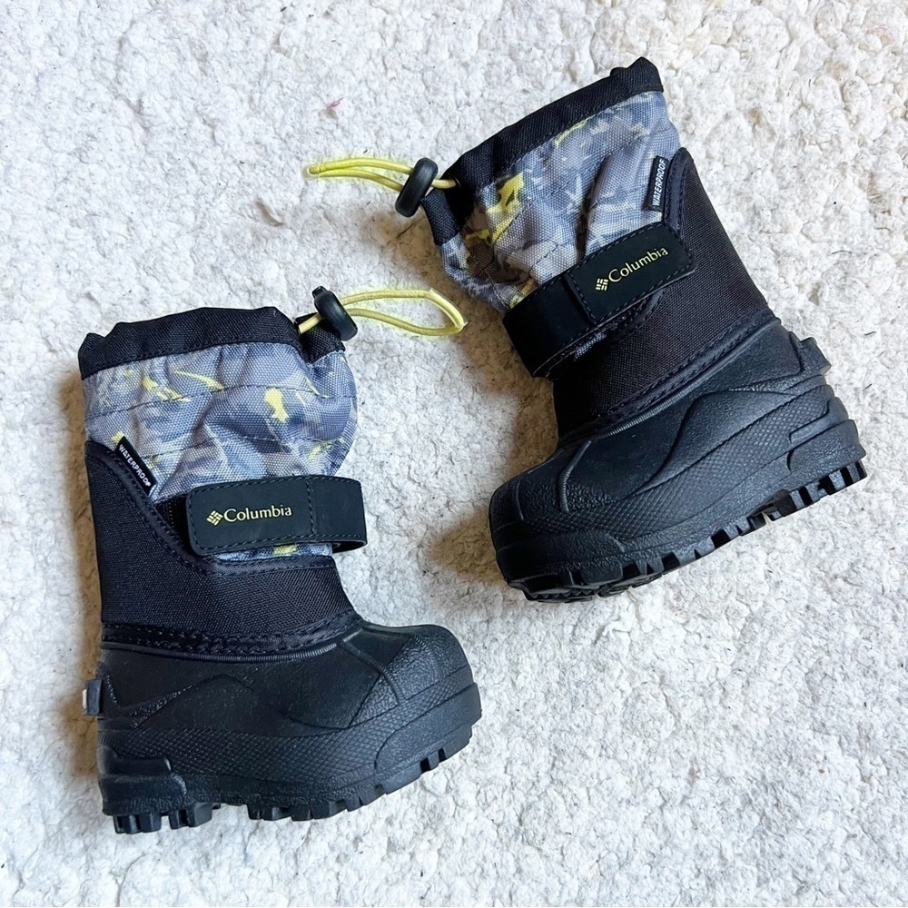 Columbia Powderbug Plus ll Two Tone Gray Camo Black Winter Boots Size 4